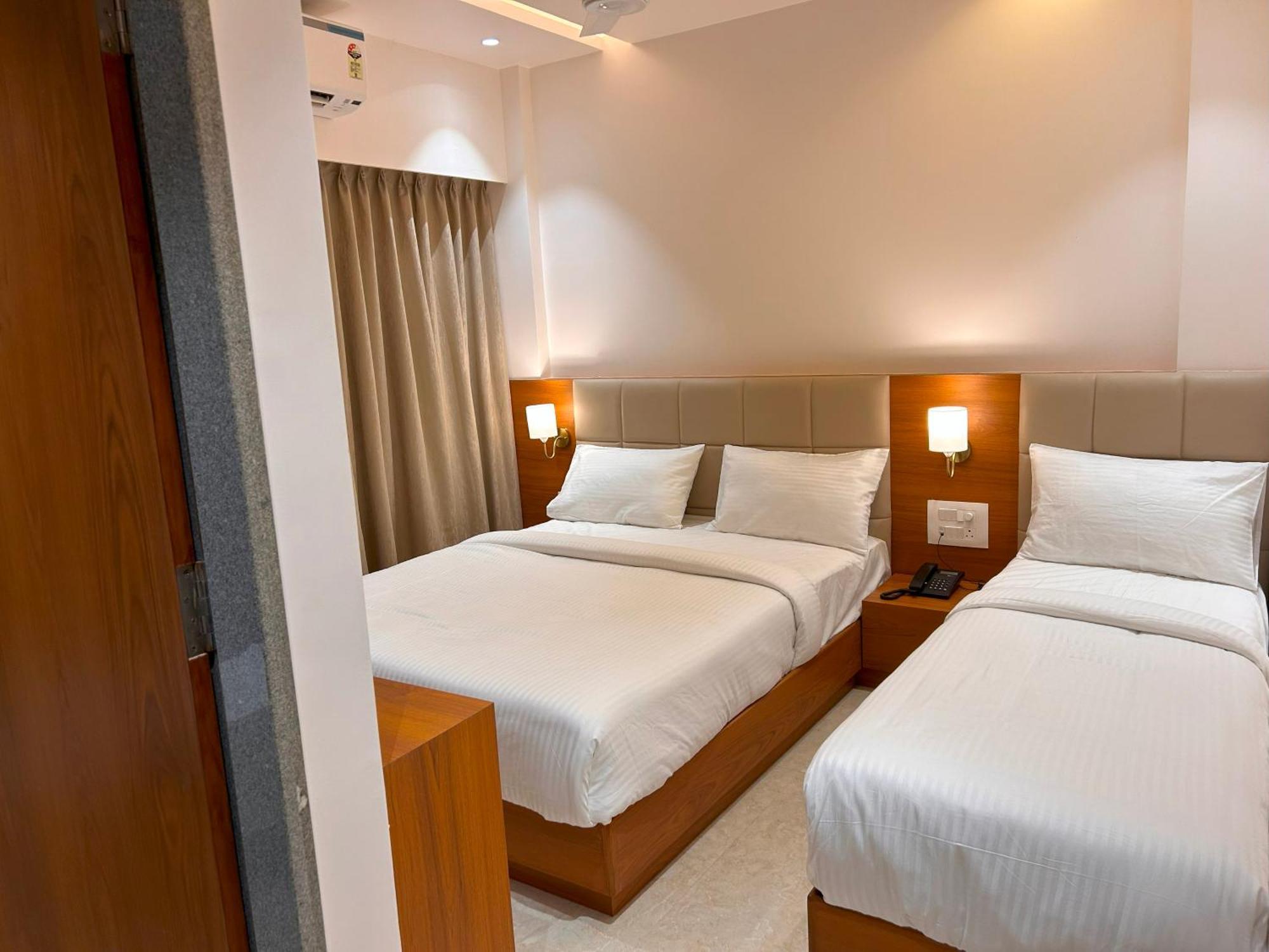 Hotel Neem Heritage Ширди Экстерьер фото